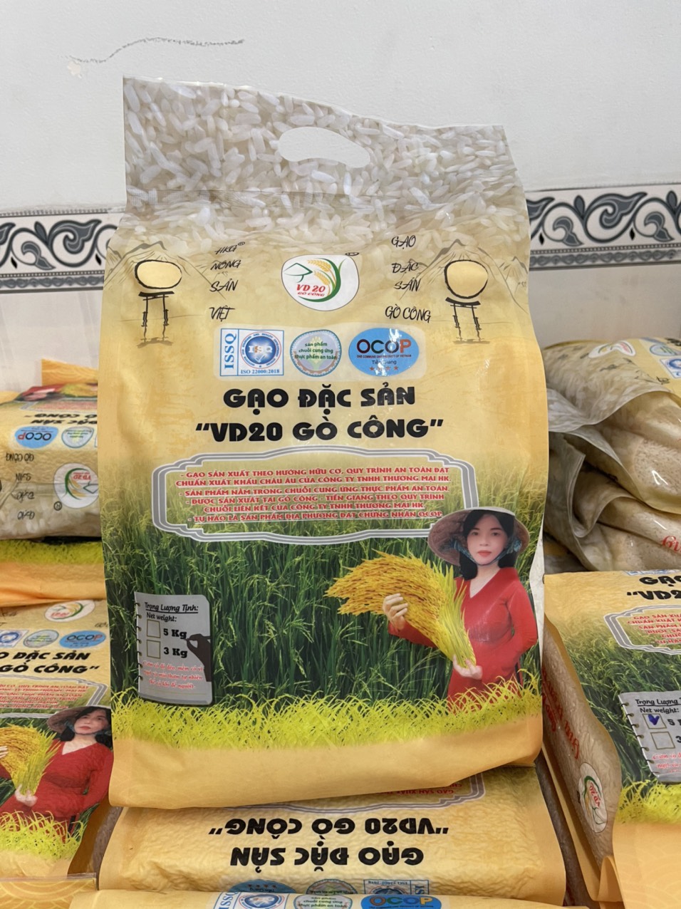 Gạo VD 20 lúa tôm Đặc sản Gò Công Nhãn hiệu Chú Kẹo hộp 2 ký